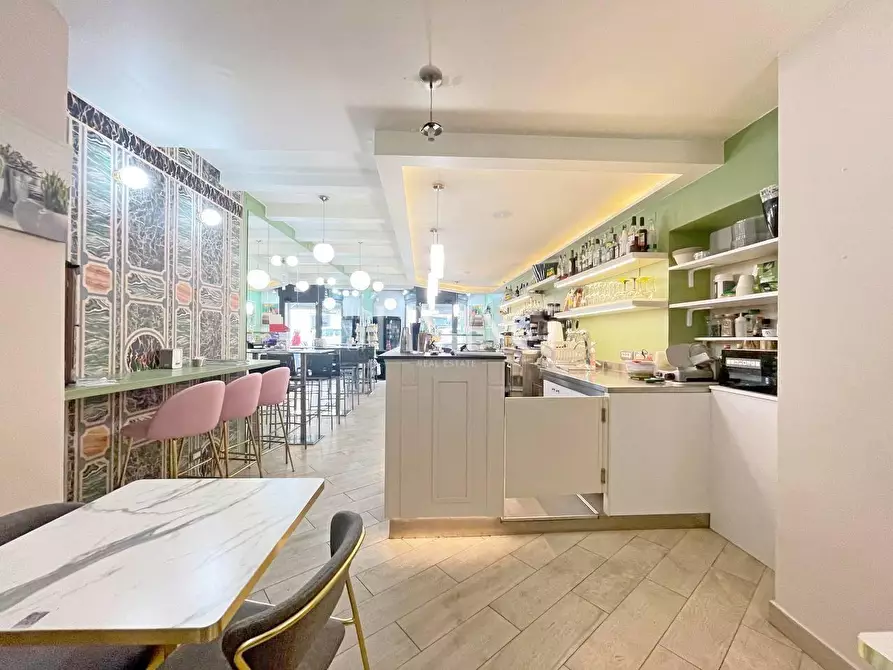 Immagine 5 di Negozio in vendita  a Lucca