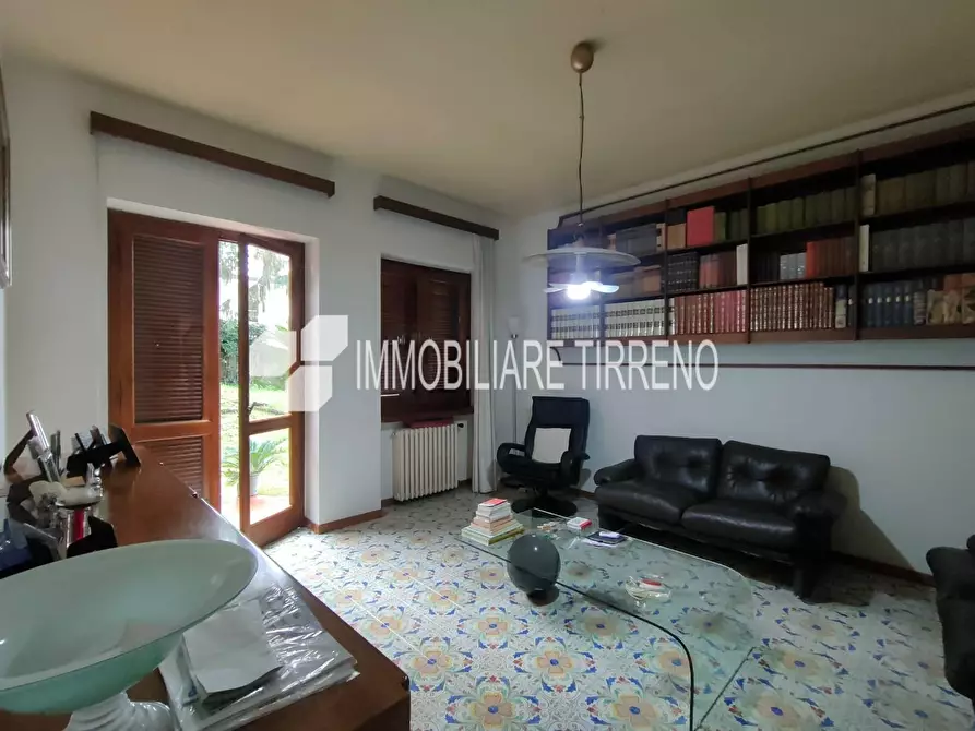 Immagine 11 di Villa in vendita  a Massa