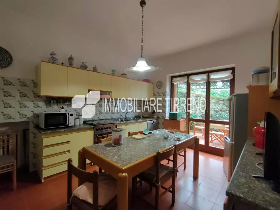 Immagine 8 di Villa in vendita  a Massa