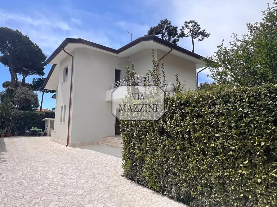 Immagine 2 di Villa in vendita  a Pietrasanta