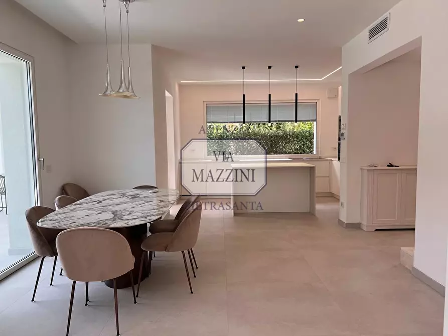 Immagine 1 di Villa in vendita  a Pietrasanta