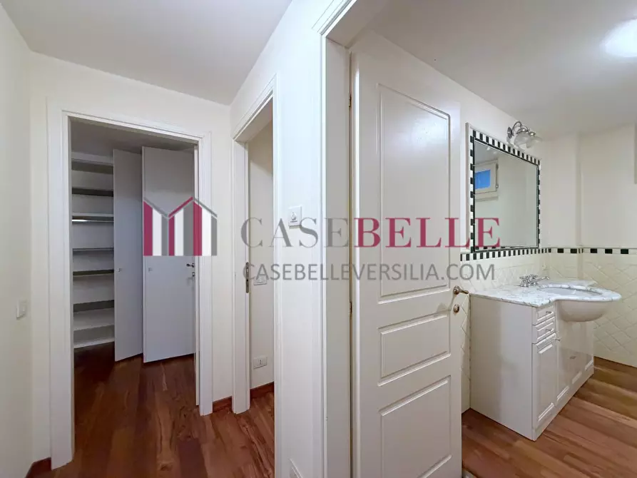 Immagine 45 di Villa in vendita  a Camaiore