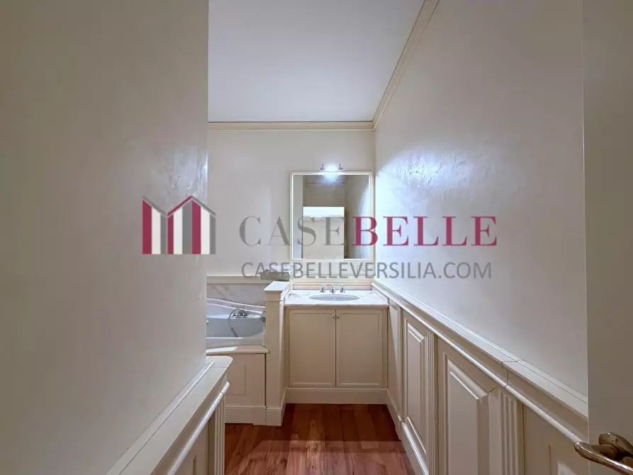 Immagine 19 di Villa in vendita  a Camaiore