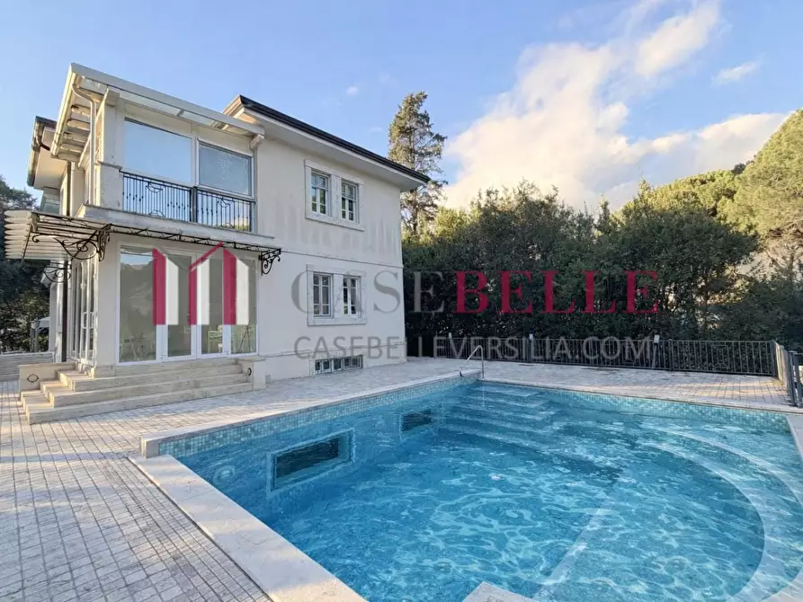 Immagine 1 di Villa in vendita  a Camaiore