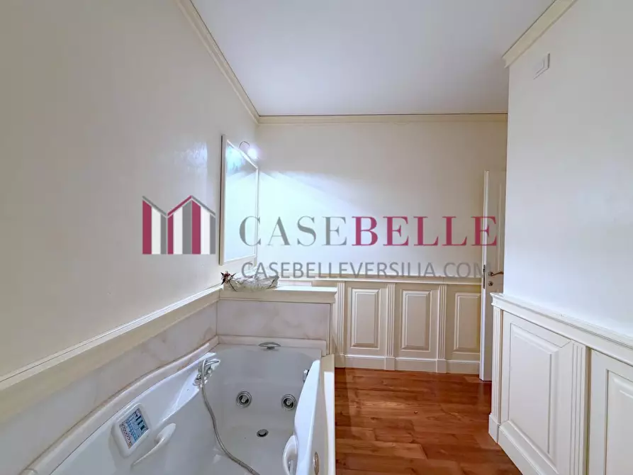 Immagine 21 di Villa in vendita  a Camaiore