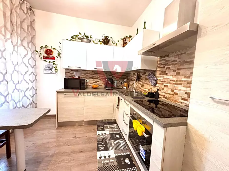 Immagine 11 di Appartamento in vendita  a Siena