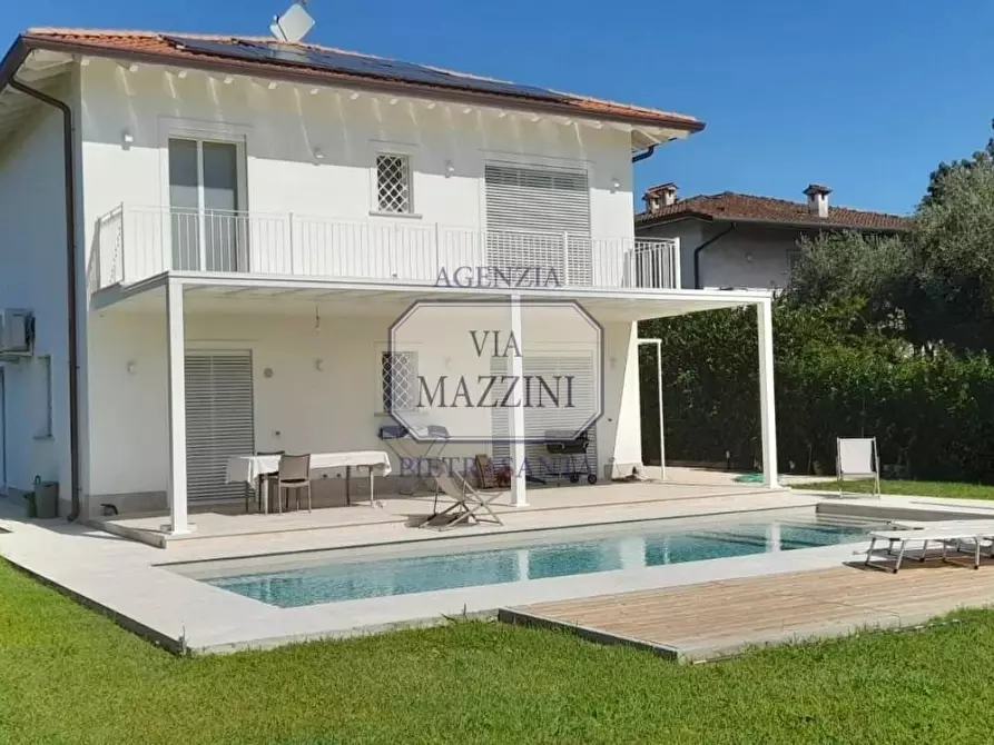 Immagine 1 di Villa in vendita  a Pietrasanta