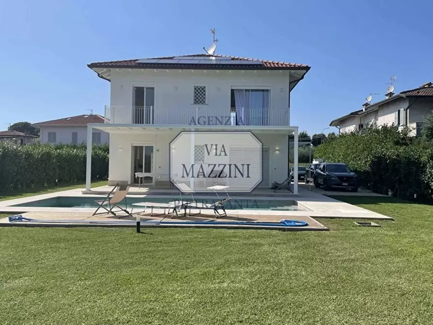Immagine 2 di Villa in vendita  a Pietrasanta