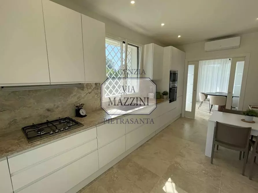 Immagine 11 di Villa in vendita  a Pietrasanta