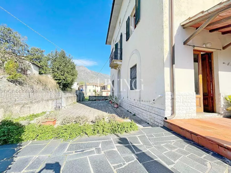 Immagine 4 di Villa in vendita  a Lucca