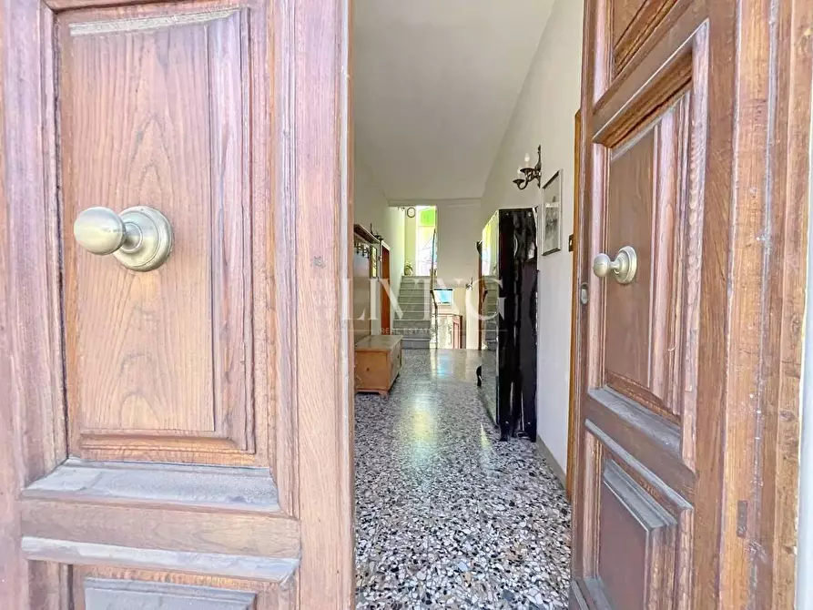 Immagine 11 di Villa in vendita  a Lucca