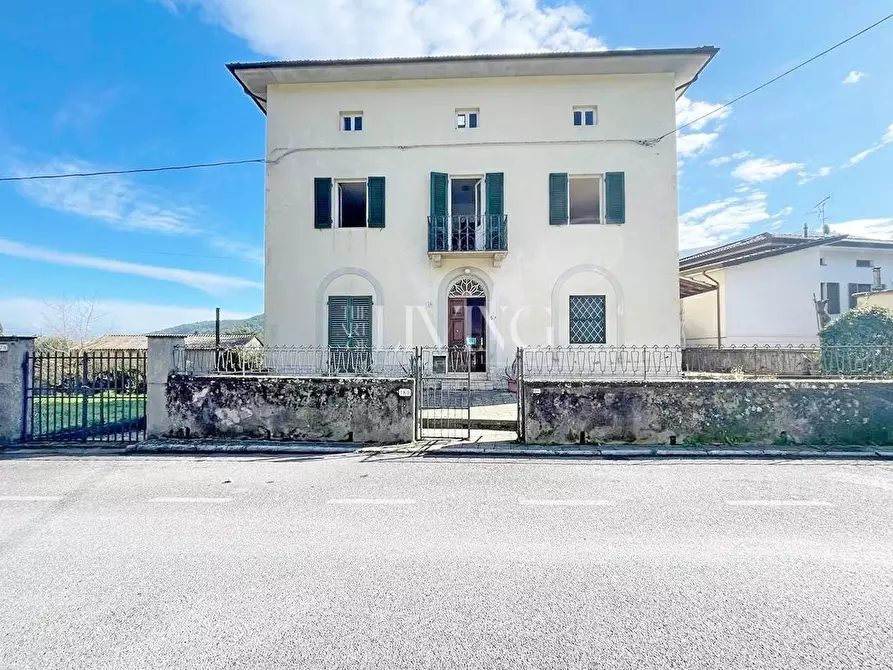 Immagine 37 di Villa in vendita  a Lucca