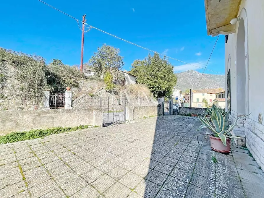 Immagine 38 di Villa in vendita  a Lucca