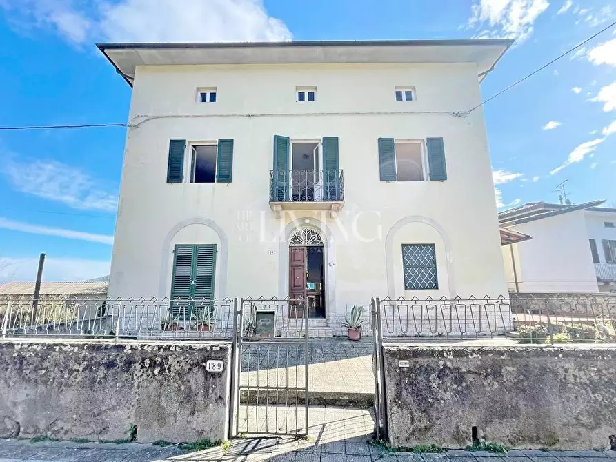 Immagine 2 di Villa in vendita  a Lucca