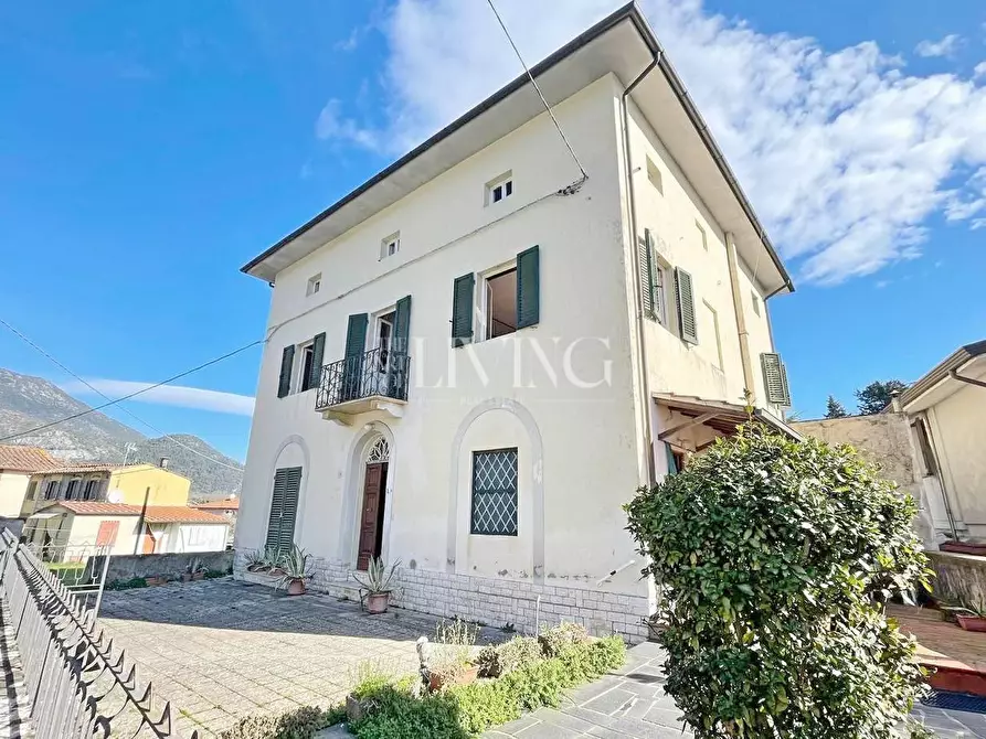 Immagine 1 di Villa in vendita  a Lucca