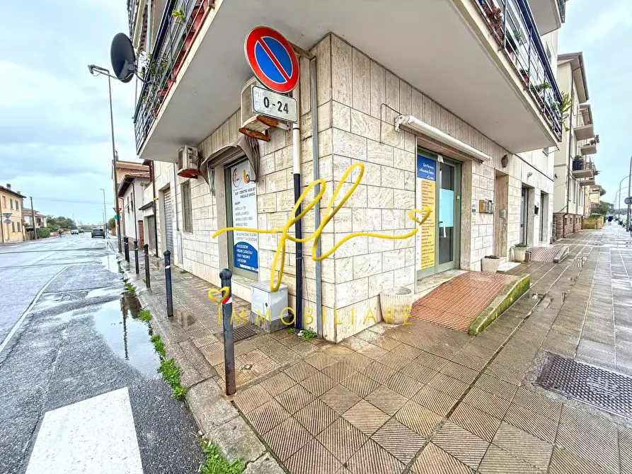 Immagine 1 di Locale commerciale in affitto  a Cecina