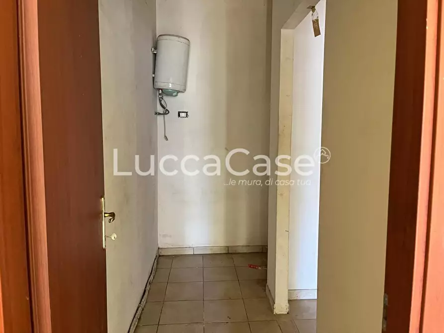 Immagine 8 di Locale commerciale in affitto  a Lucca