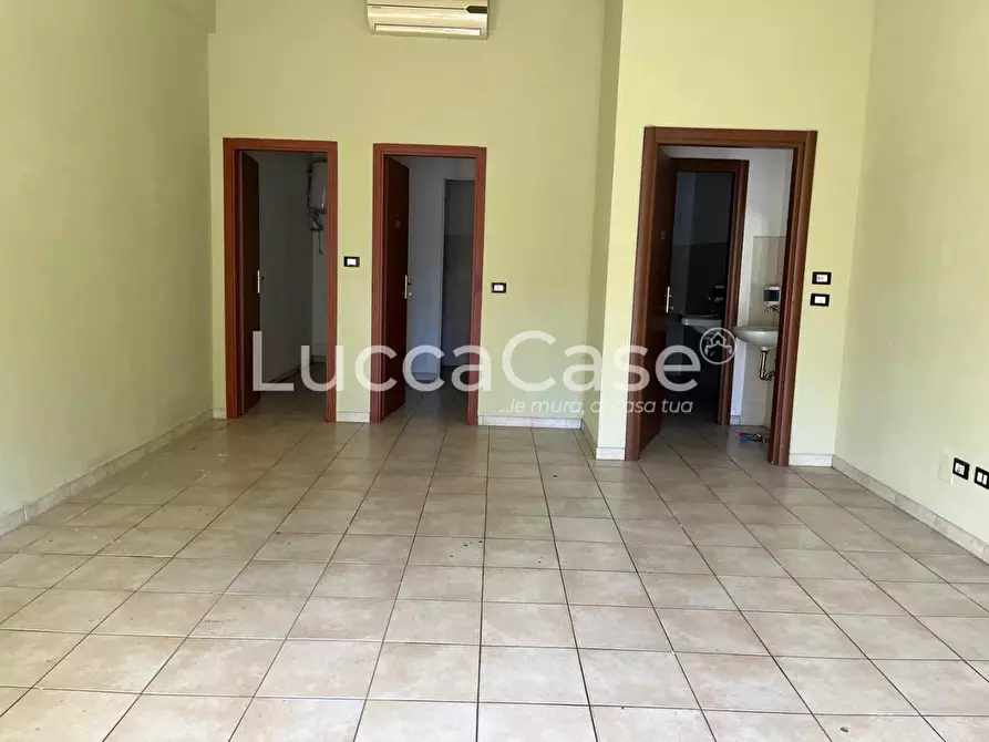 Immagine 1 di Locale commerciale in affitto  a Lucca