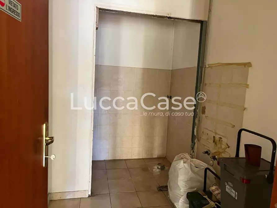 Immagine 9 di Locale commerciale in affitto  a Lucca