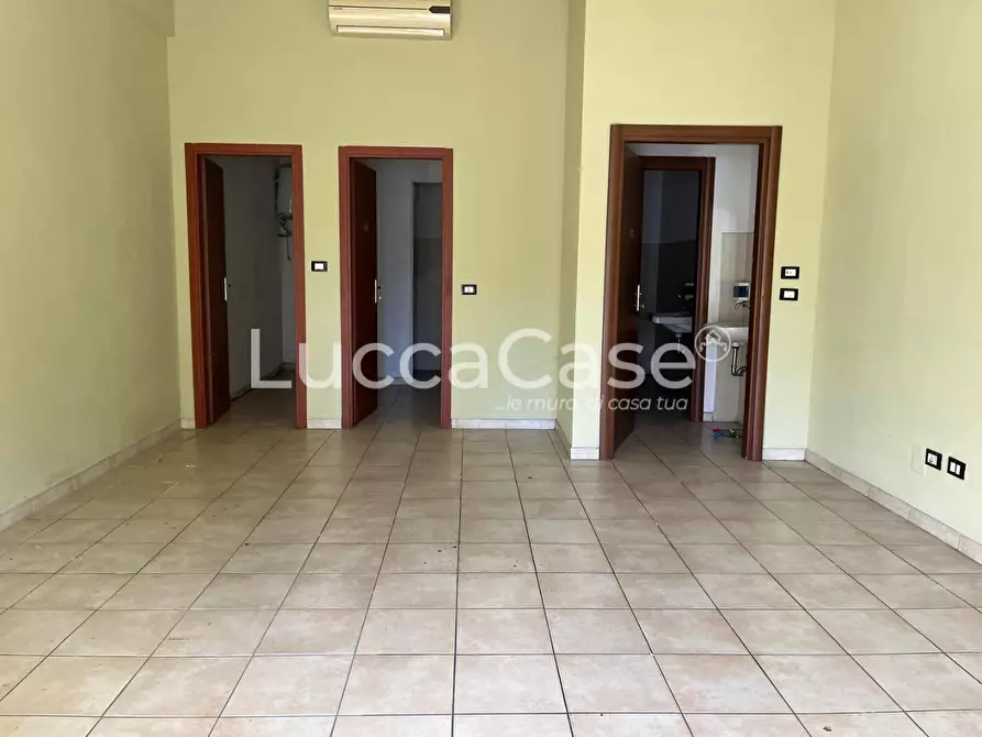 Immagine 4 di Locale commerciale in affitto  a Lucca