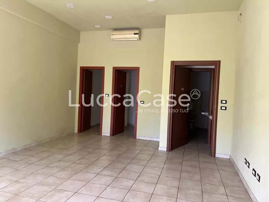 Immagine 3 di Locale commerciale in affitto  a Lucca