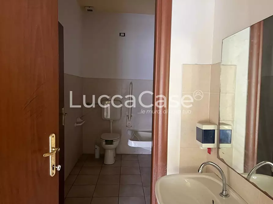 Immagine 7 di Locale commerciale in affitto  a Lucca