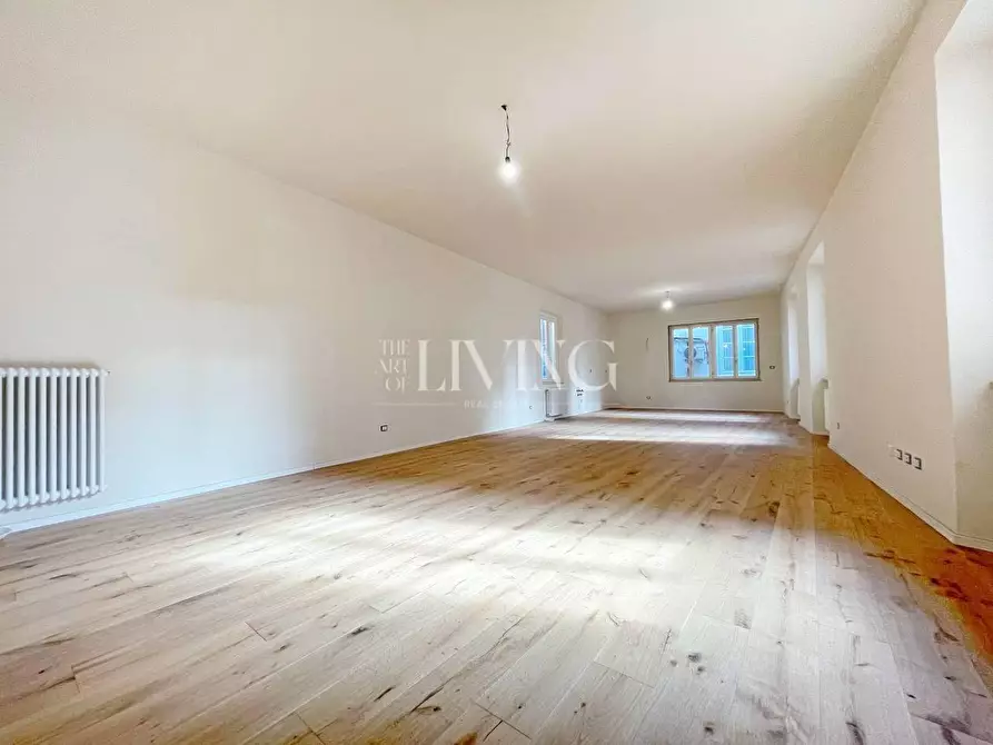 Immagine 5 di Appartamento in vendita  a Lucca