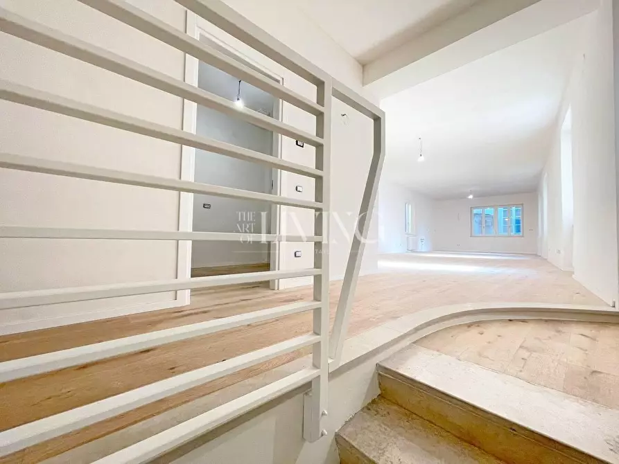 Immagine 9 di Appartamento in vendita  a Lucca