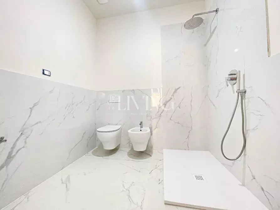 Immagine 17 di Appartamento in vendita  a Lucca