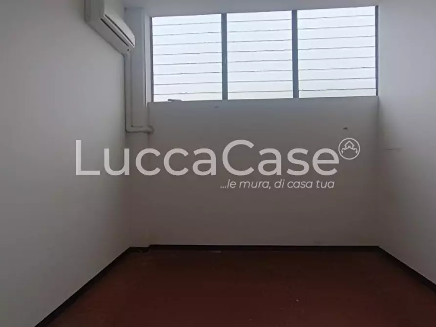 Immagine 14 di Capannone industriale in affitto  a Capannori