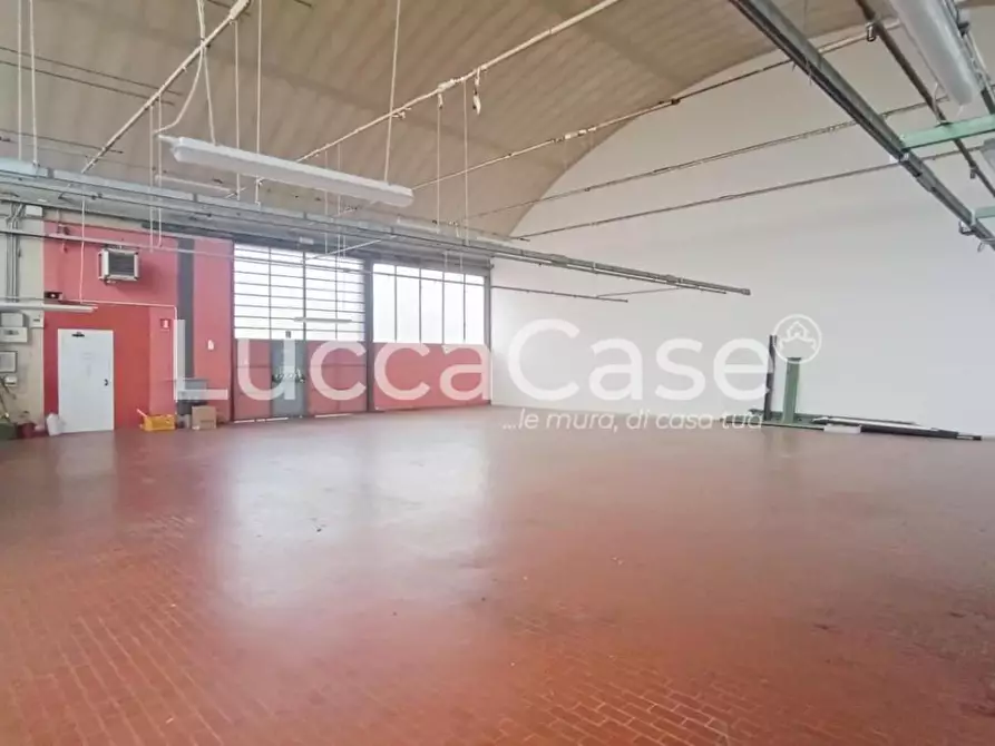 Immagine 2 di Capannone industriale in affitto  a Capannori