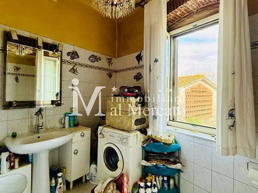 Immagine 37 di Appartamento in vendita  a Lucca