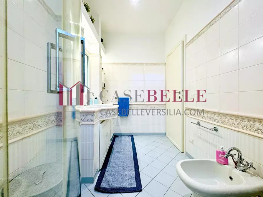 Immagine 37 di Casa indipendente in affitto  a Forte Dei Marmi