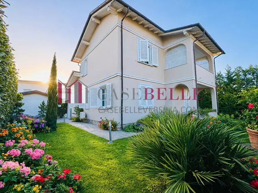 Immagine 1 di Casa indipendente in affitto  a Forte Dei Marmi