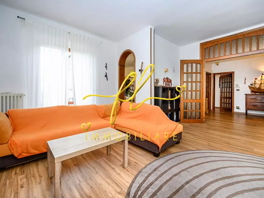 Immagine 2 di Villa in vendita  a Collesalvetti