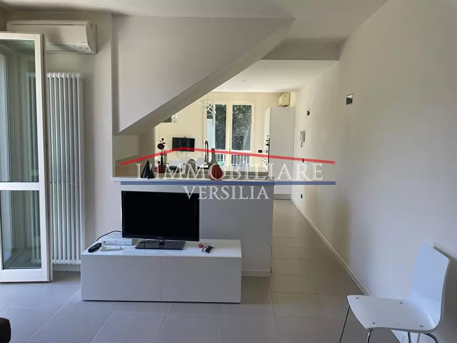 Immagine 25 di Casa trifamiliare in vendita  a Montignoso