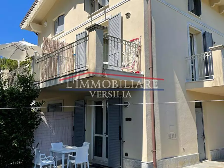 Immagine 2 di Casa trifamiliare in vendita  a Montignoso