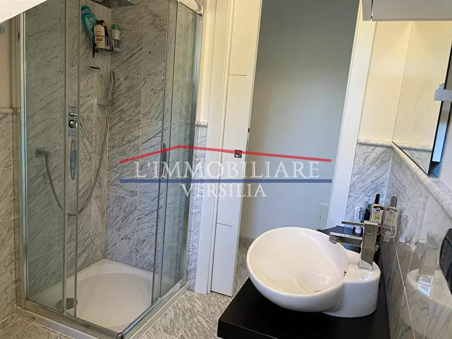 Immagine 15 di Casa trifamiliare in vendita  a Montignoso