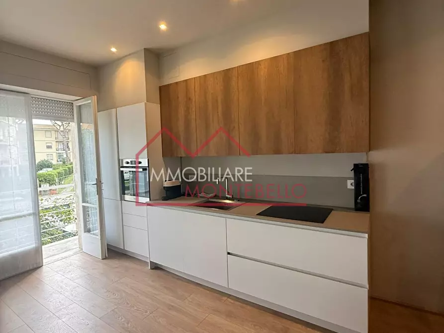 Immagine 4 di Appartamento in vendita  a Viareggio