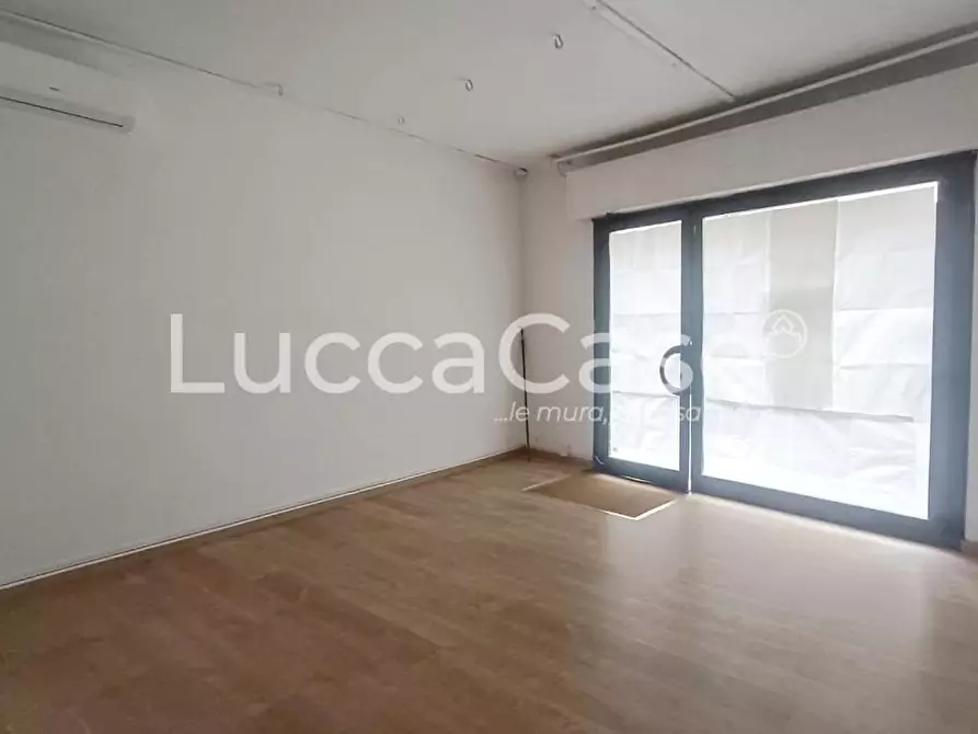 Immagine 4 di Locale commerciale in affitto  a Lucca