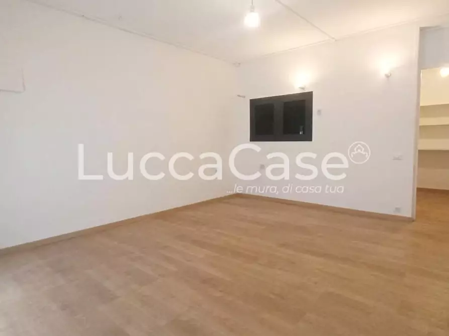 Immagine 3 di Locale commerciale in affitto  a Lucca