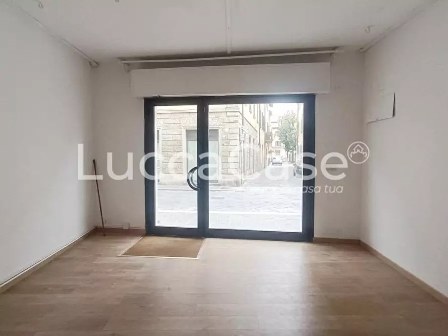 Immagine 2 di Locale commerciale in affitto  a Lucca