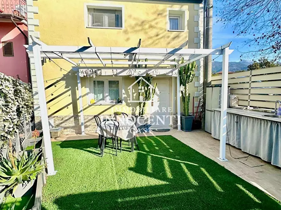 Immagine 1 di Terratetto in vendita  a Massa