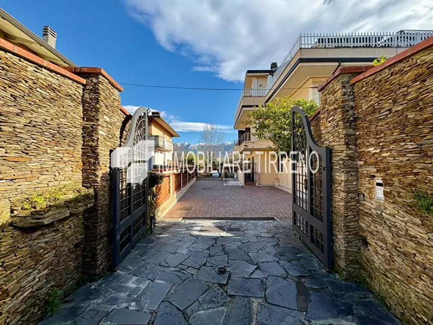 Immagine 2 di Mansarda in vendita  a Massa