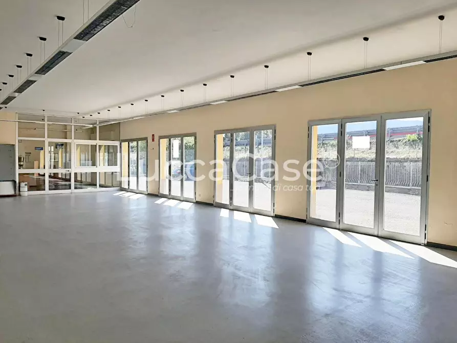 Immagine 3 di Locale commerciale in affitto  a Lucca