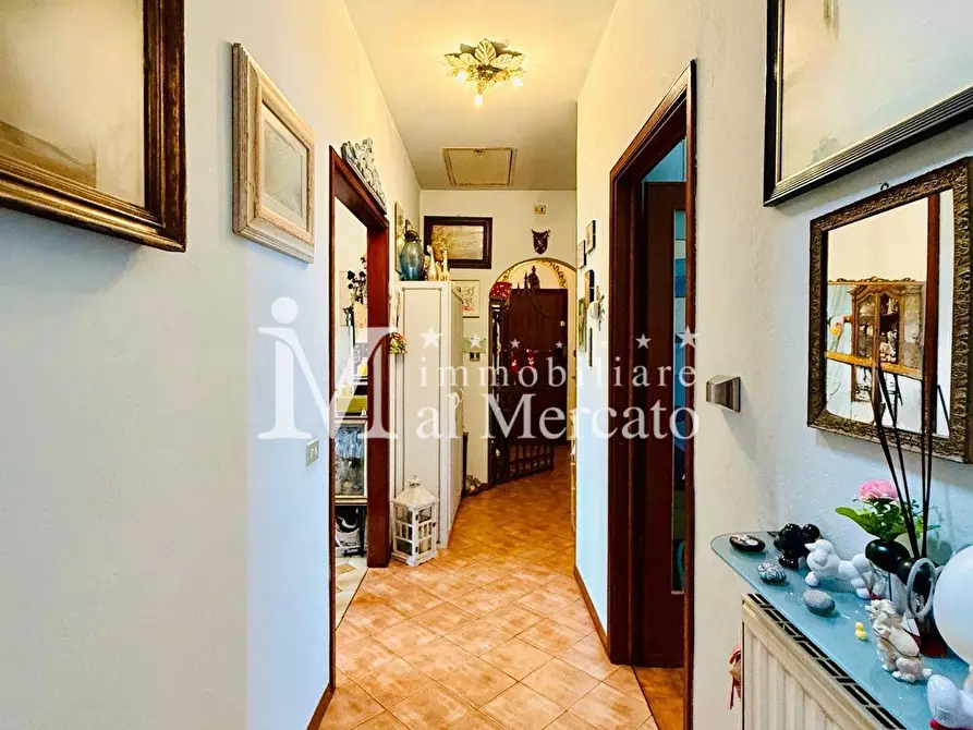 Immagine 6 di Appartamento in vendita  a Lucca