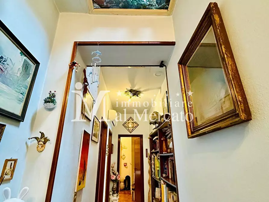 Immagine 13 di Appartamento in vendita  a Lucca