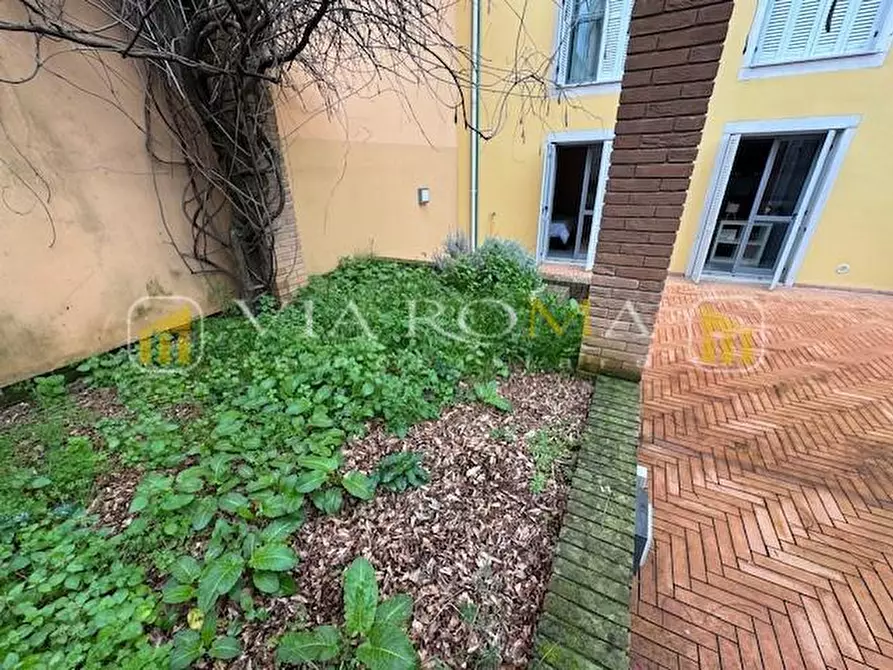 Immagine 21 di Appartamento in vendita  a Lucca