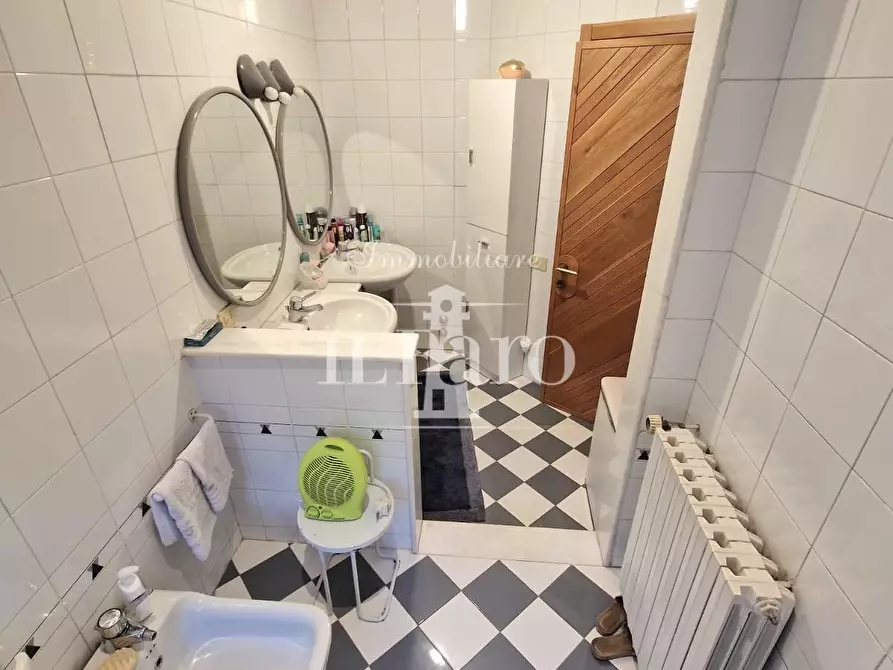 Immagine 25 di Villetta a schiera in vendita  a Campi Bisenzio