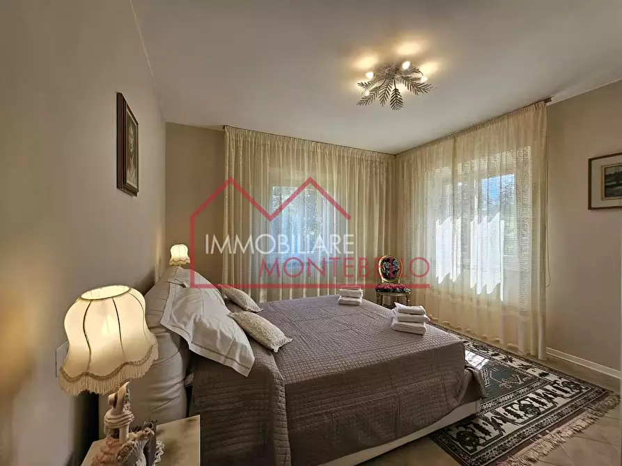 Immagine 11 di Villa in vendita  a Camaiore